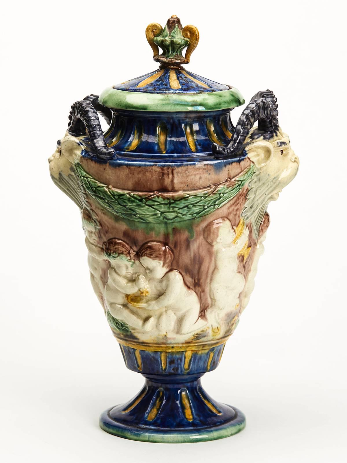 Victorien Vase ancien à couvercle en majolique à tête de corne grotesque, 19ème siècle en vente