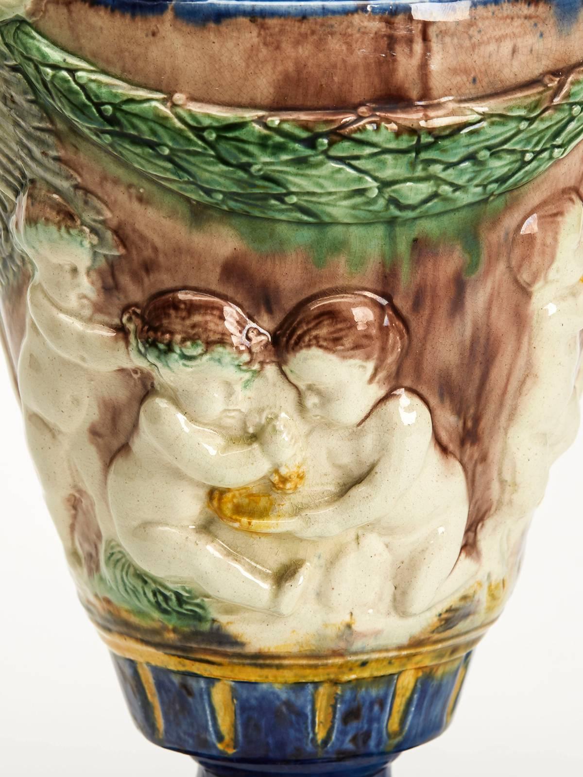 Majolique Vase ancien à couvercle en majolique à tête de corne grotesque, 19ème siècle en vente
