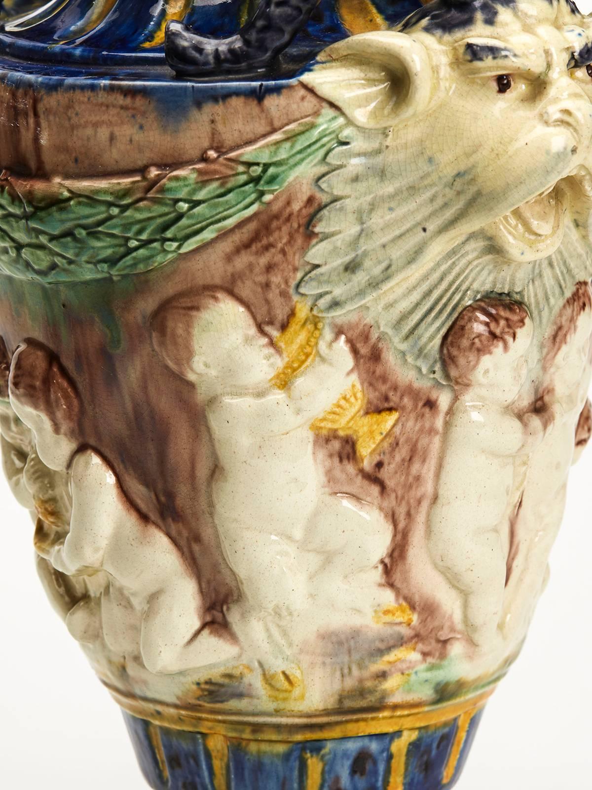 Vase ancien à couvercle en majolique à tête de corne grotesque, 19ème siècle en vente 1