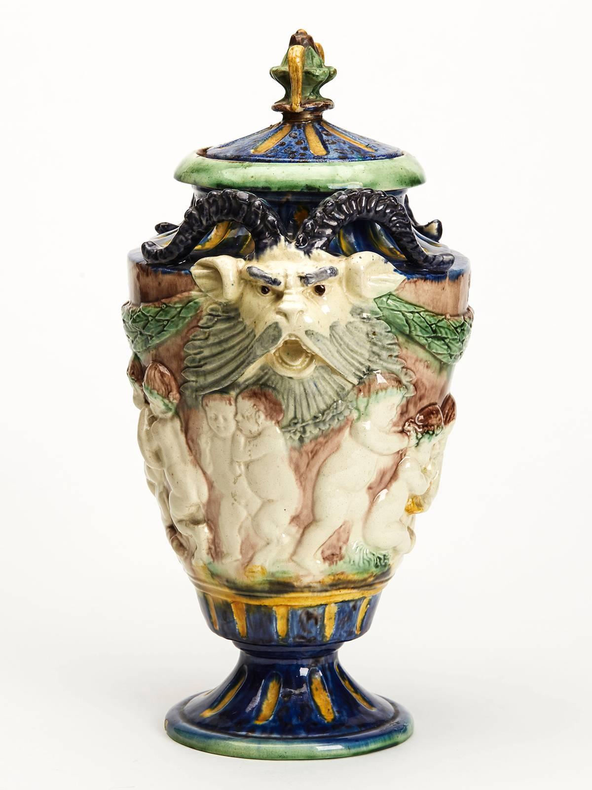 Vase ancien à couvercle en majolique à tête de corne grotesque, 19ème siècle en vente 2