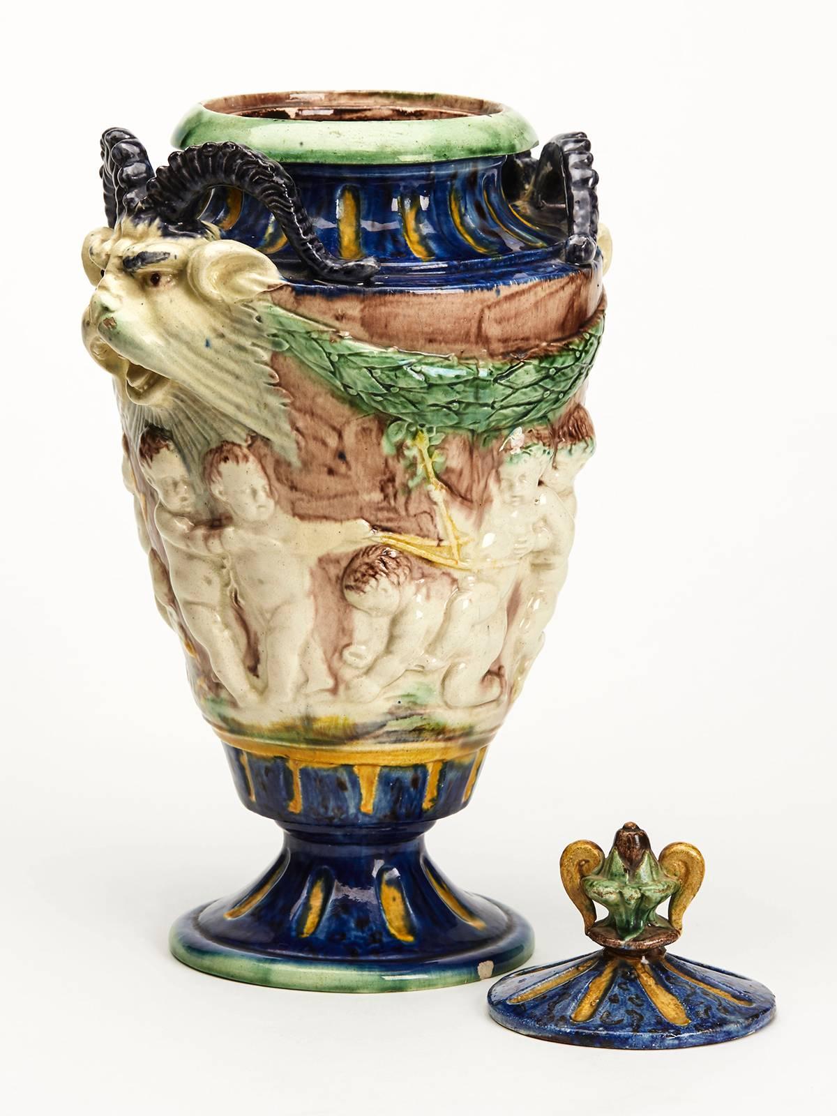Européen Vase ancien à couvercle en majolique à tête de corne grotesque, 19ème siècle en vente