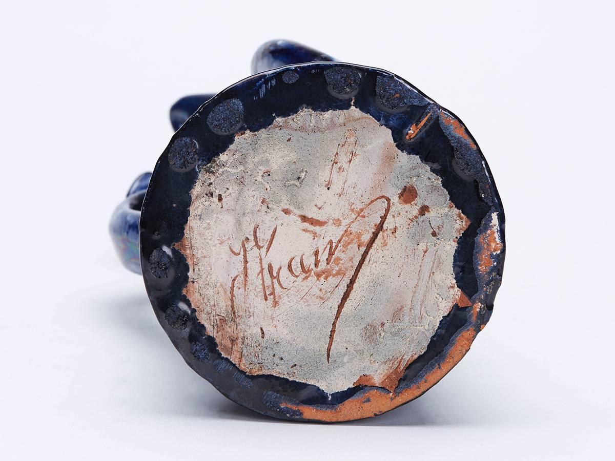 Pichet de caractère en céramique rouge émaillée bleue signé, 19ème siècle en vente 1