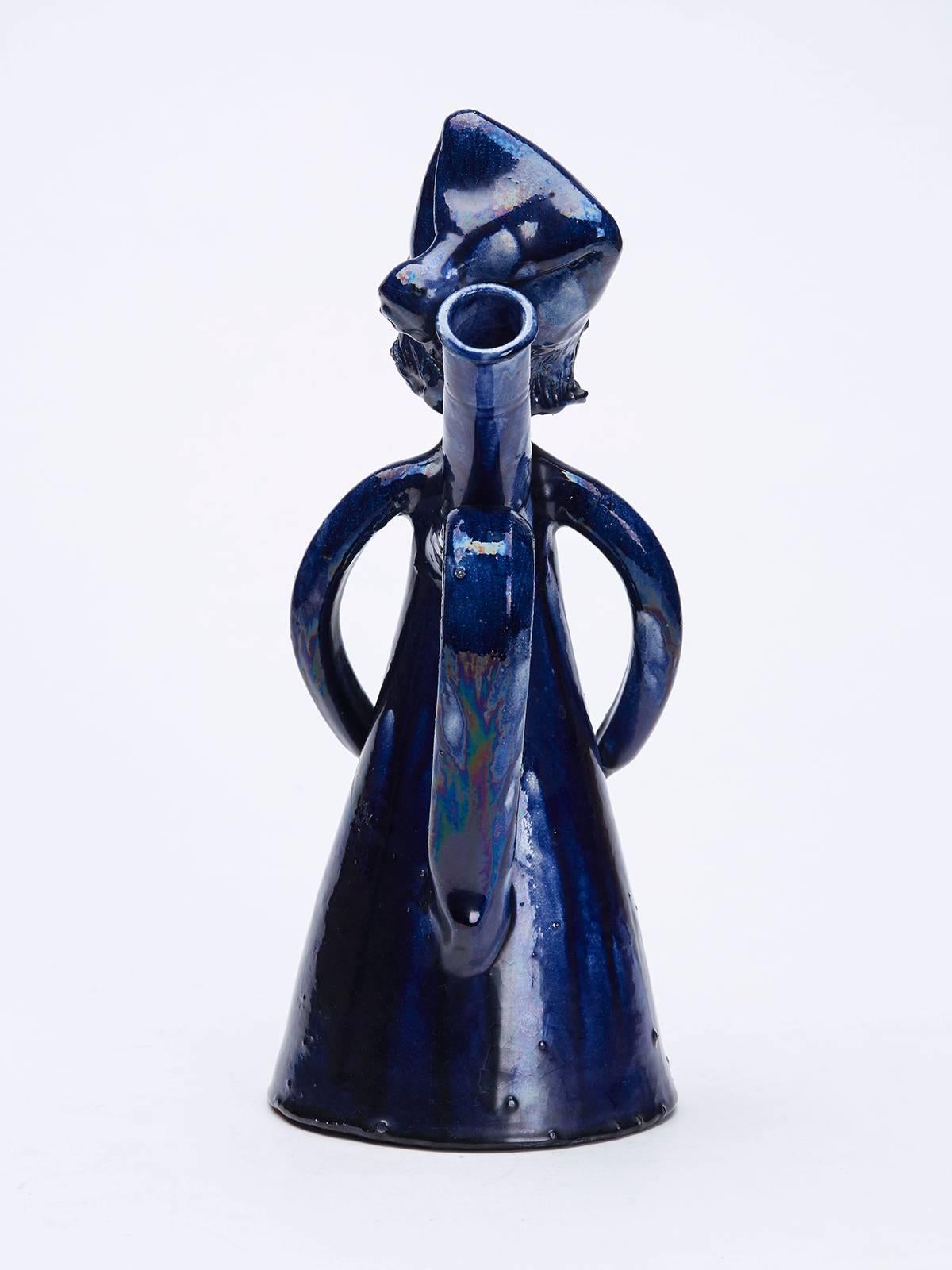 Artisanat Pichet de caractère en céramique rouge émaillée bleue signé, 19ème siècle en vente