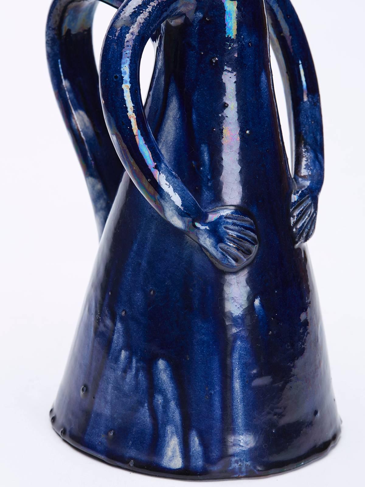 Poteries Pichet de caractère en céramique rouge émaillée bleue signé, 19ème siècle en vente