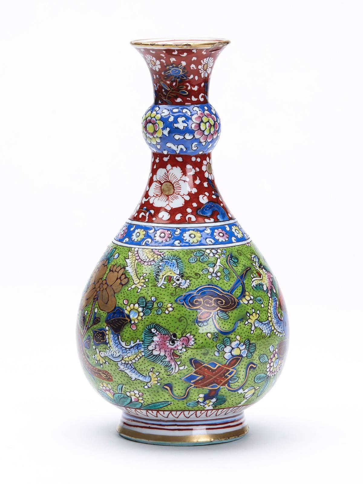 Chinese Kangxi Painted Vase, 16th-17th Century In Good Condition In Bishop's Stortford, Hertfordshire