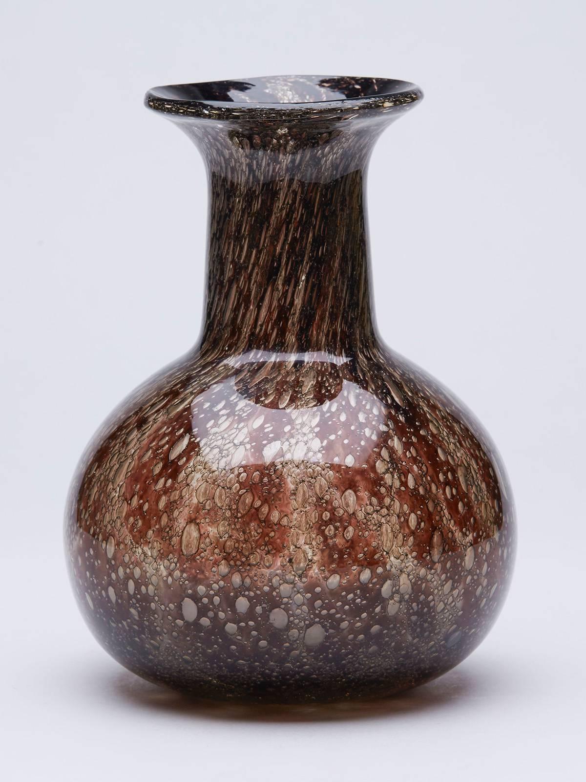 Vaso d'epoca in vetro artistico di Murano Effeso con inclusioni bruno-rossastre in un fondo chiaro con ampie bolle sul vetro disegnato da Ercole Barovier per Barovier & Toso. Il vaso ha un corpo arrotondato con uno stretto collo a imbuto e un collo