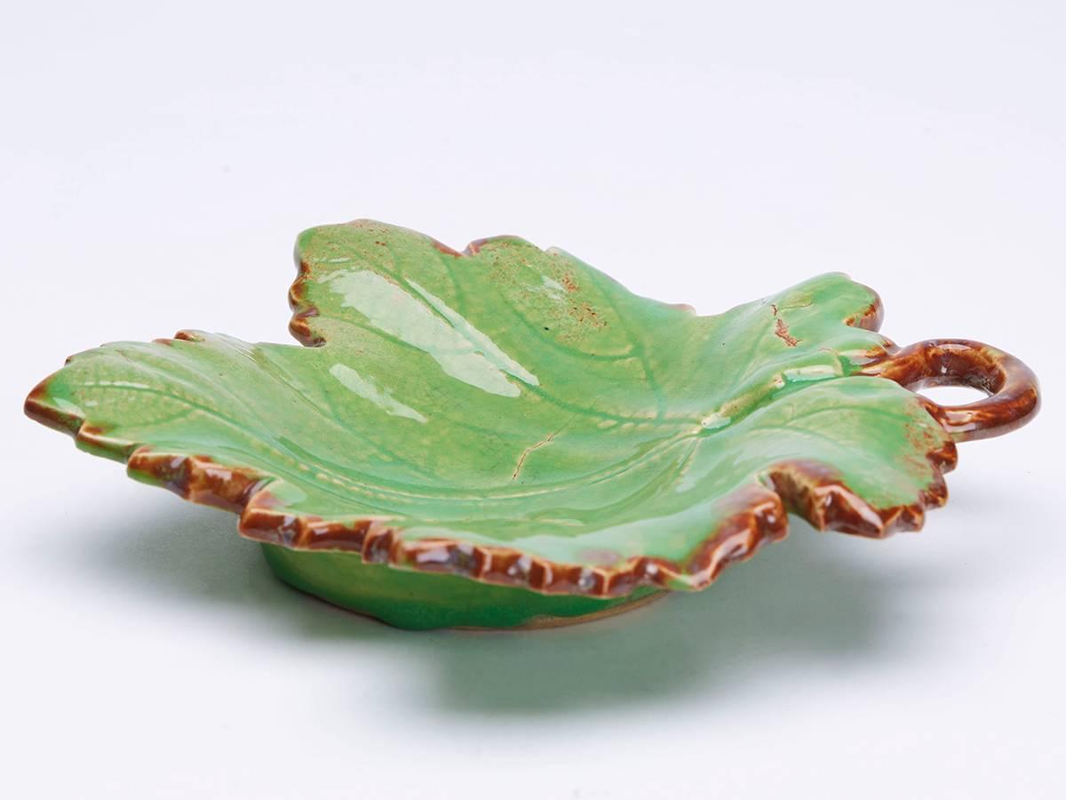Greber Pair of French Art Pottery Green Leaf Dishes, circa 1899-1933 In Good Condition For Sale In Bishop's Stortford, Hertfordshire
