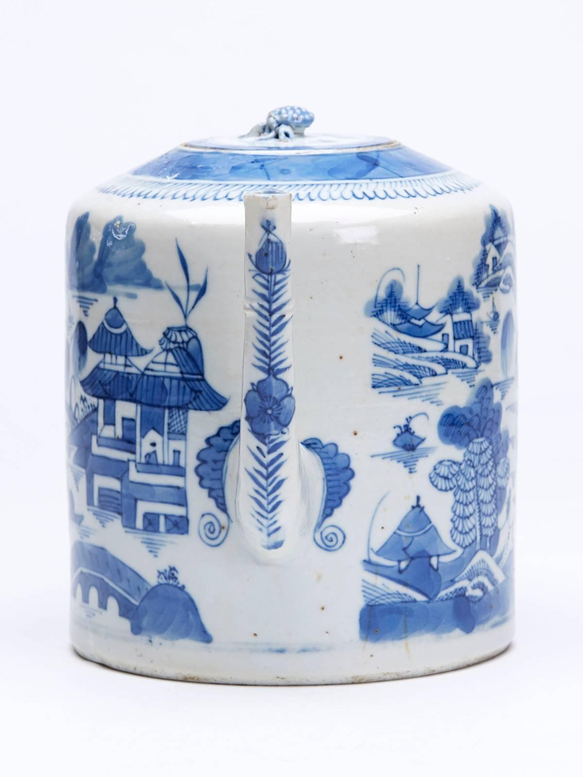 Chinese Qing Blue and White Hand-Painted Teapot 18th-19th Century In Excellent Condition In Bishop's Stortford, Hertfordshire
