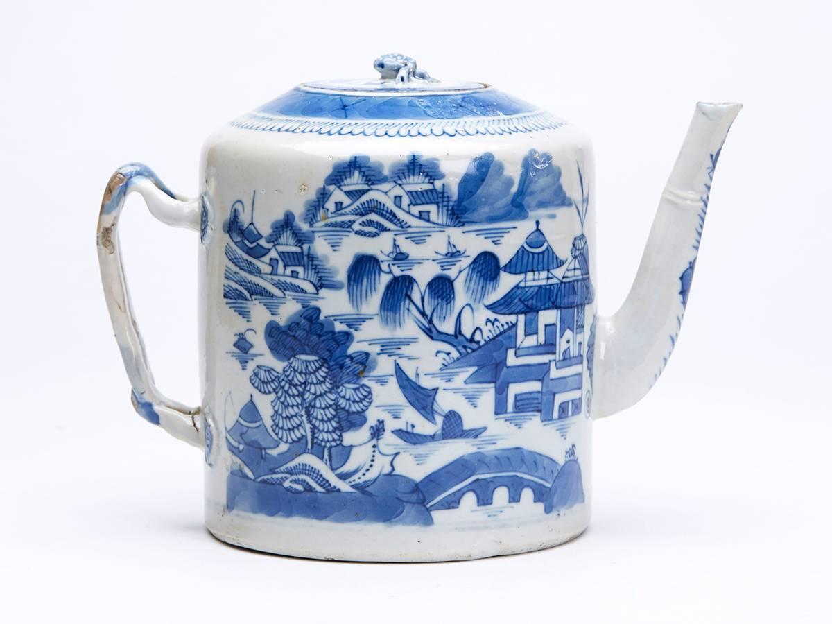 Very fine antique Chinese Qianlong or slightly later blue and white painted cylindrical porcelain teapot with watery landscapes with boats and pagoda style buildings to two sides with a double overlap handle and tall raised pouring spout. The teapot