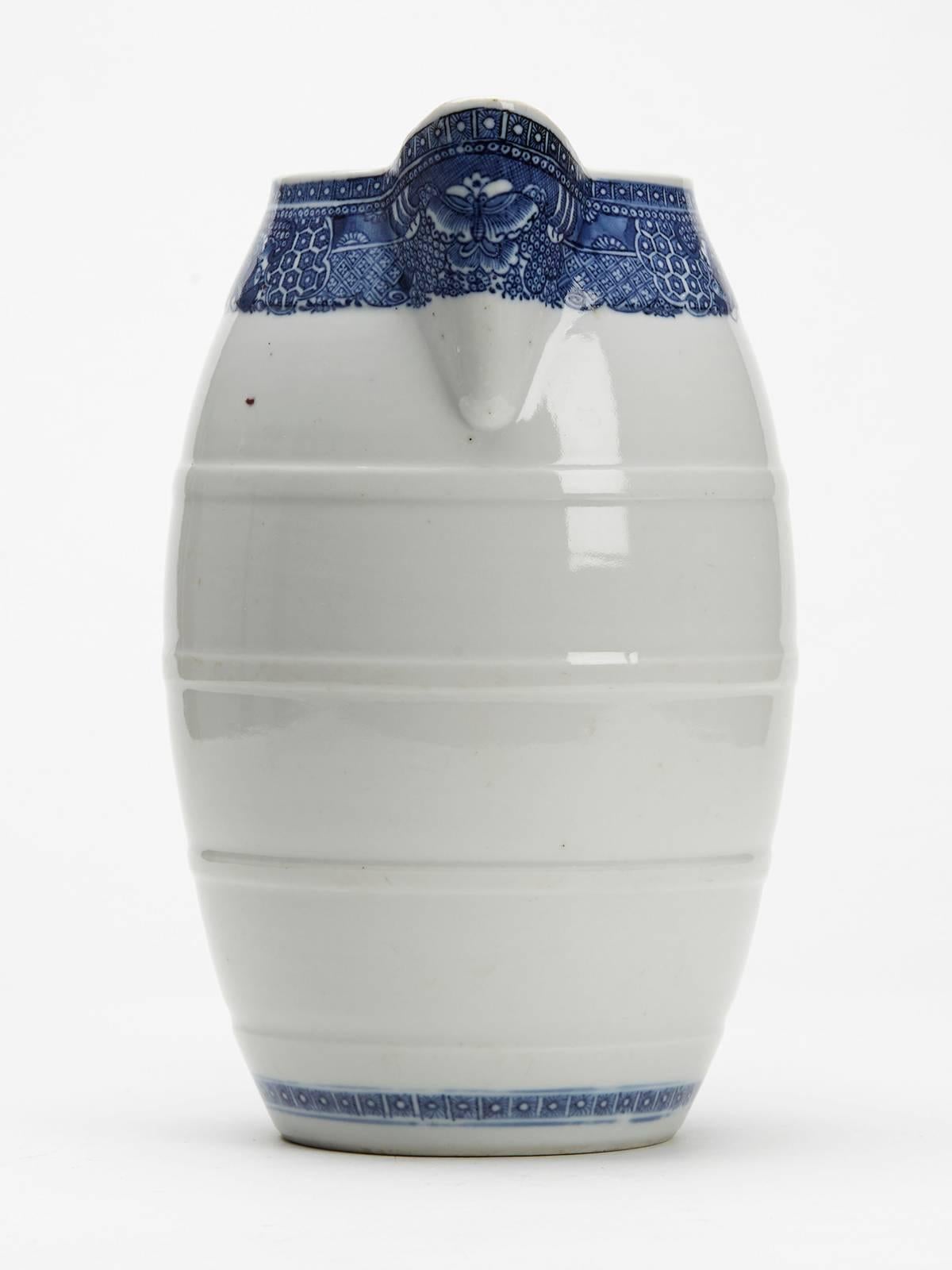 Antique Chinese White and Blue Qianlong Barrel Shaped Jug 18th Century In Good Condition In Bishop's Stortford, Hertfordshire