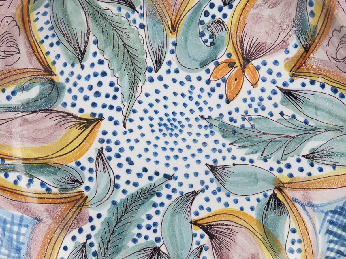 Eine erstaunliche und seltene antike spanische Manises polychrome Zinn glasiert flache Schale / Plaque mit Blättern und floralen Mustern auf einem blauen Punkt Boden gemalt. Die Schale ist sehr leicht getöpfert und hat ein AS-Monogramm auf den Boden