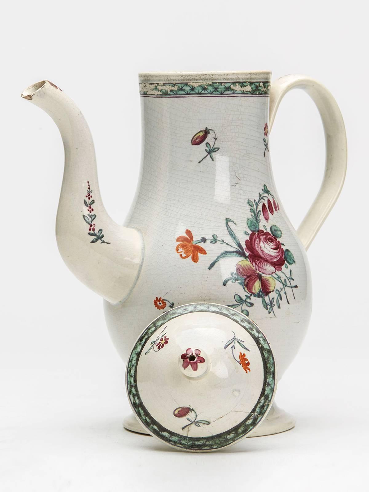 Antike Staffordshire Floral Painted Pearlware Kaffeekanne 18. Jahrhundert (Englisch) im Angebot