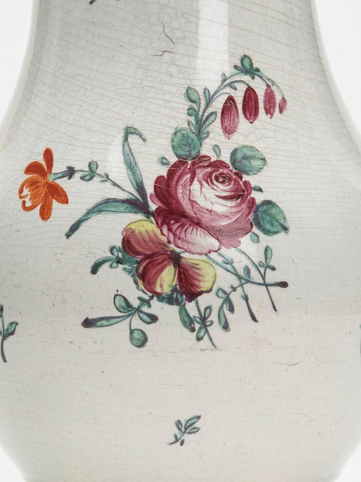 Céramique Ancienne cafetière Staffordshire peinte de fleurs peintes en perles, 18ème siècle en vente