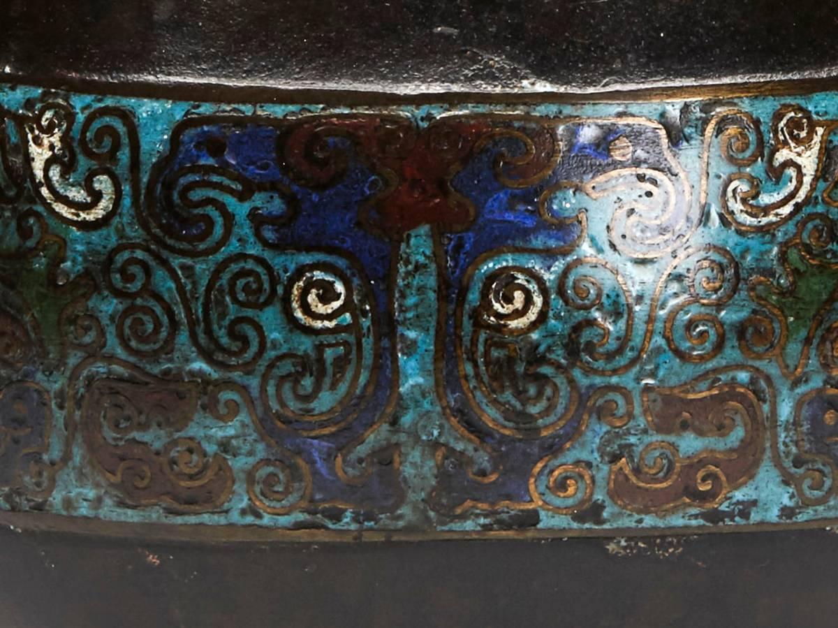 Große antike archaische chinesische Emaillevase:: 19. Jahrhundert (Bronze)