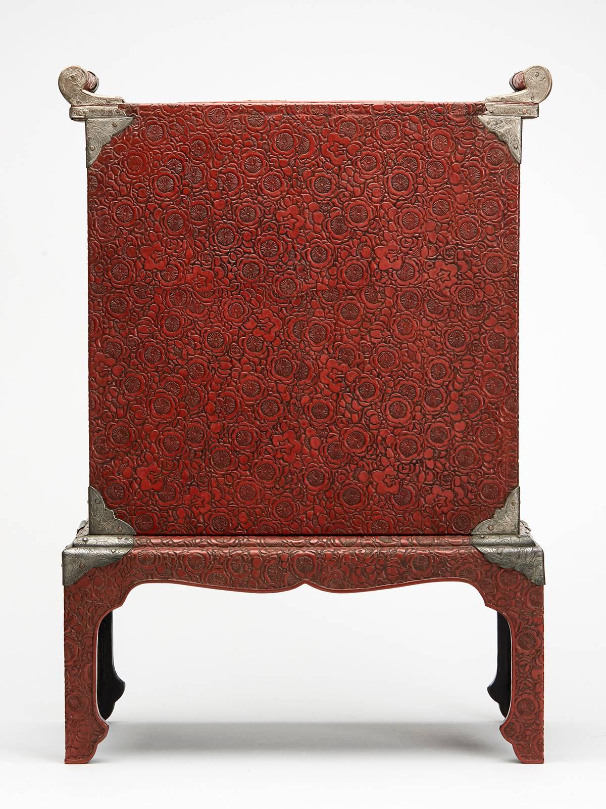 Japanese Red Lacquer Cabinet and Stand Satsuma Panels, 19th Century In Excellent Condition In Bishop's Stortford, Hertfordshire