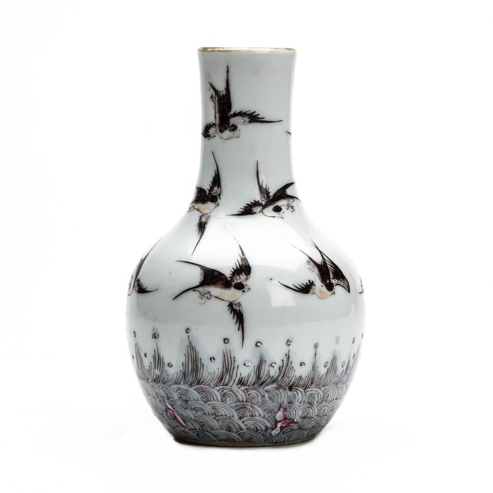 Antique Chinese Qing Swallows Porcelain Vase, 19th Century In Good Condition In Bishop's Stortford, Hertfordshire
