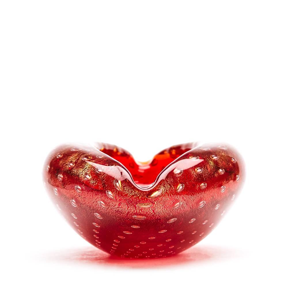 A very fine and stylish vintage Italian Murano art glass bowl modelled as a pair of lips in red glass with controlled bubble and gold aventurine inclusions. The heavily blown glass bowl stands on a narrow oval shaped base and has been pinched to