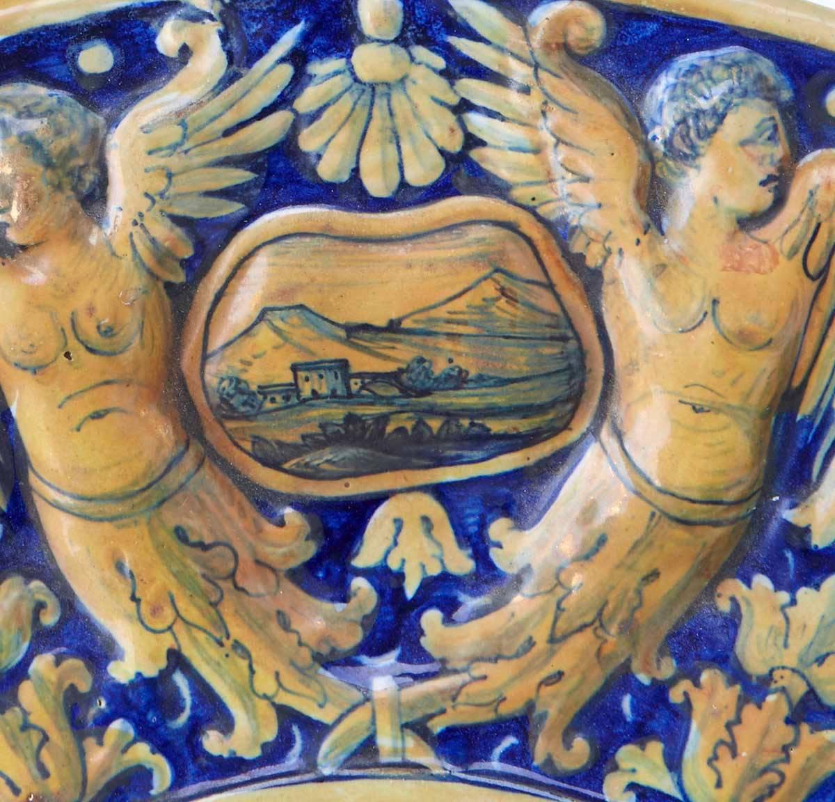 Antike kontinentale Maiolica-geformte, figurale Wandtafel / Schale, Luster (Handbemalt) im Angebot