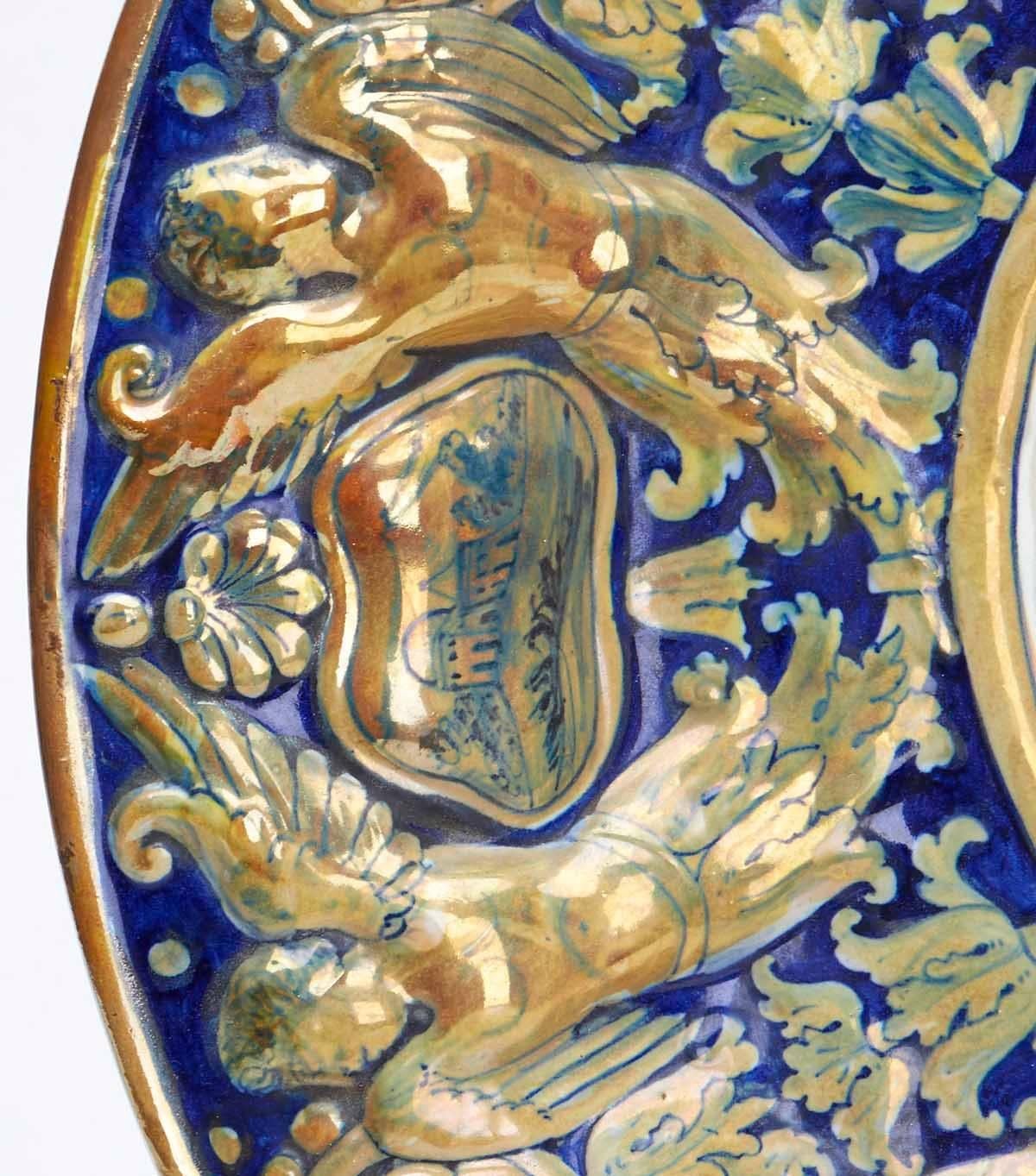 Placa / Plato de Pared Figural de Lustre Moldeado de Maiolica Continental Antigua siglo XIX en venta