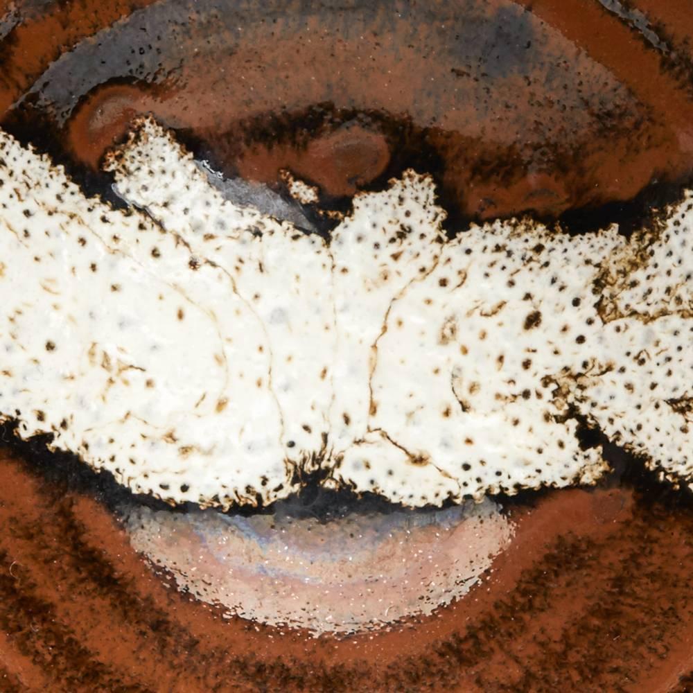 Eine atemberaubende Vintage Studio Keramik Schüssel in grauer Lava Glasuren über einem braunen Tenmoku glasiert Boden von Ken Halsall (geb. 1928) und in der Licht Bäume Töpferei gemacht. Die rundlich geformte Schale steht auf einem schmalen runden
