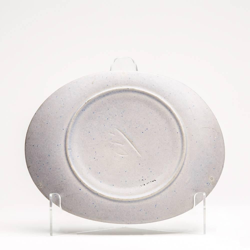 Taza y platillo modernistas pintados y firmados, hacia 1960 Glaseado en venta