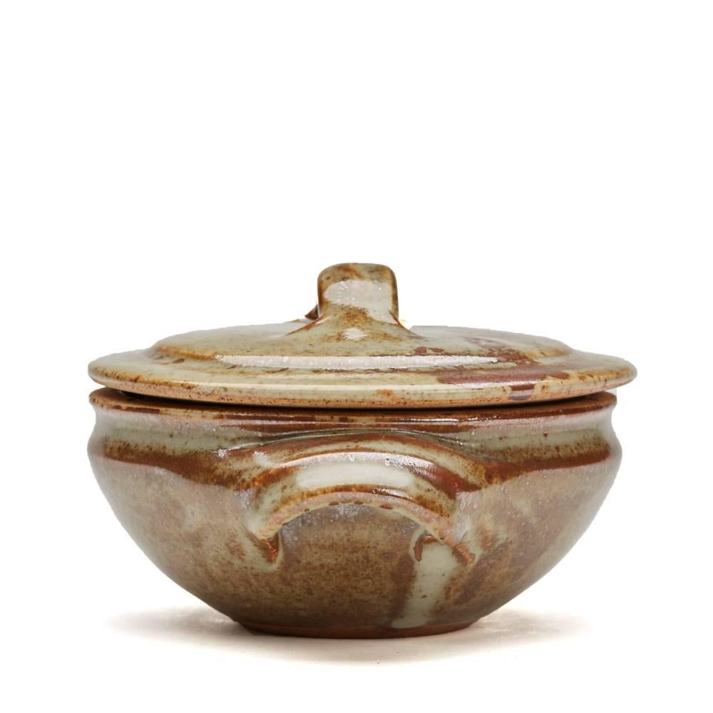 A fine vintage David Leach studio pottery lidded twin handled dish decorated in copper metallic tenmoku glazes over a highly glazed stoneware ground. The stoneware bowl is of shallow rounded shape with moulded handles to either side with a flat