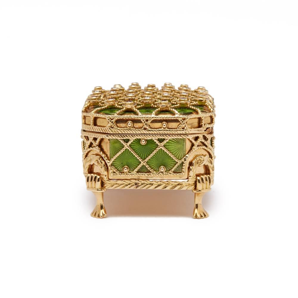 Moderne Faberge 18 kt Goldene Pillenbox & Ständer von Victor Mayer (Russisch) im Angebot