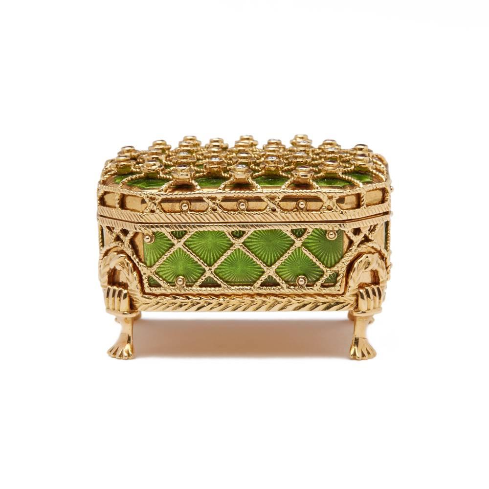 Eine atemberaubende, moderne russische Faberge-Schatulle in limitierter Auflage aus 18 Karat Gold auf einem abnehmbaren Ständer mit vier Beinen. Das rechteckige Kästchen hat einen aufklappbaren Deckel, der mit grüner Guilloche-Emaillierung verziert