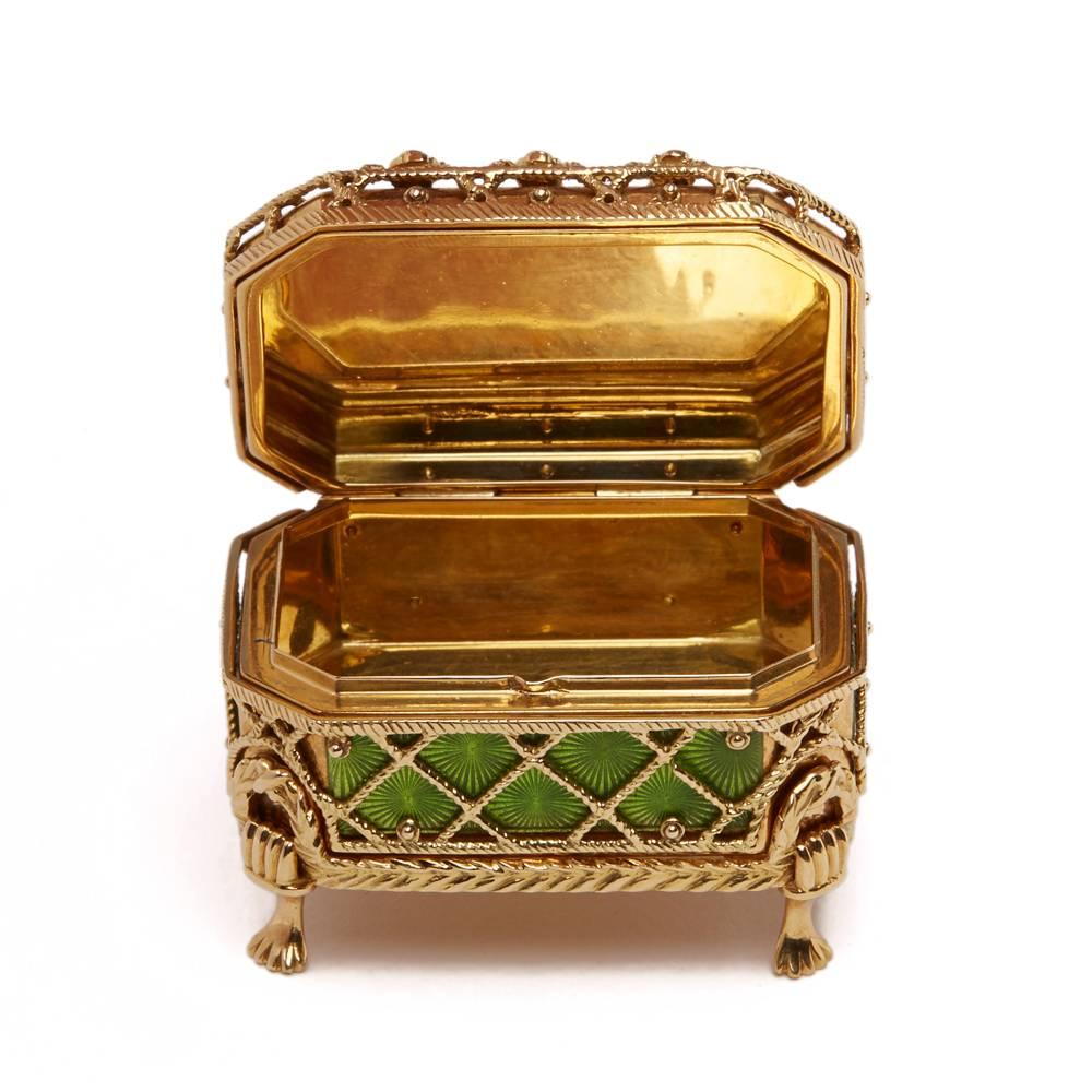 Victor Mayer, Modern Faberge 18ct Gold Pill Box & Stand In Good Condition For Sale In Bishop's Stortford, Hertfordshire