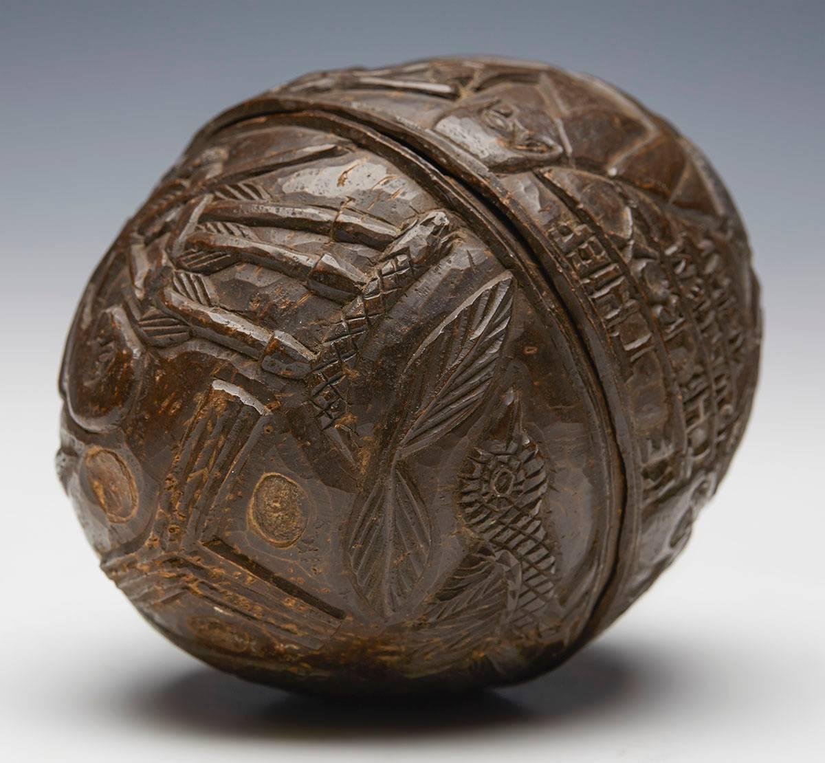 Béninois Ancien banc en noix de coco sculptée de provenance, début du 20ème siècle en vente