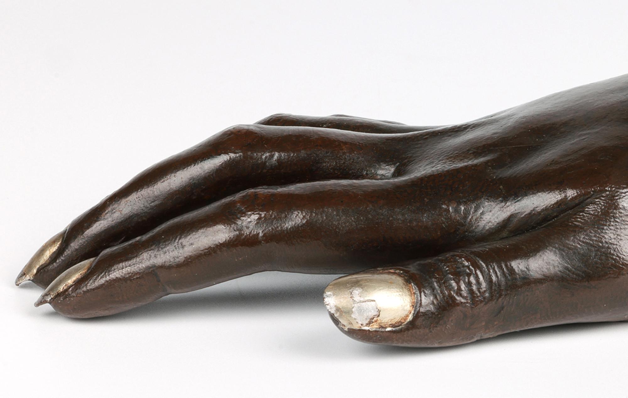 Fait main Sculpture inhabituelle en bronze ancien de la main d'une femme humaine en vente