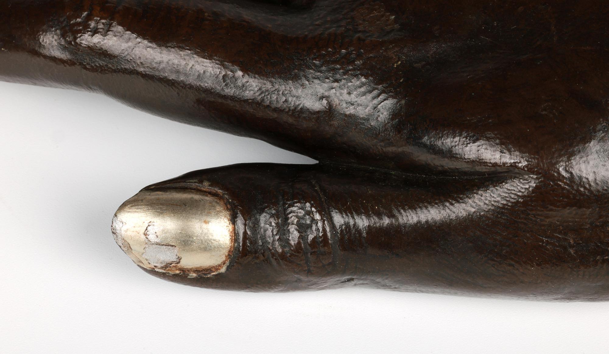 Britannique Sculpture inhabituelle en bronze ancien de la main d'une femme humaine en vente