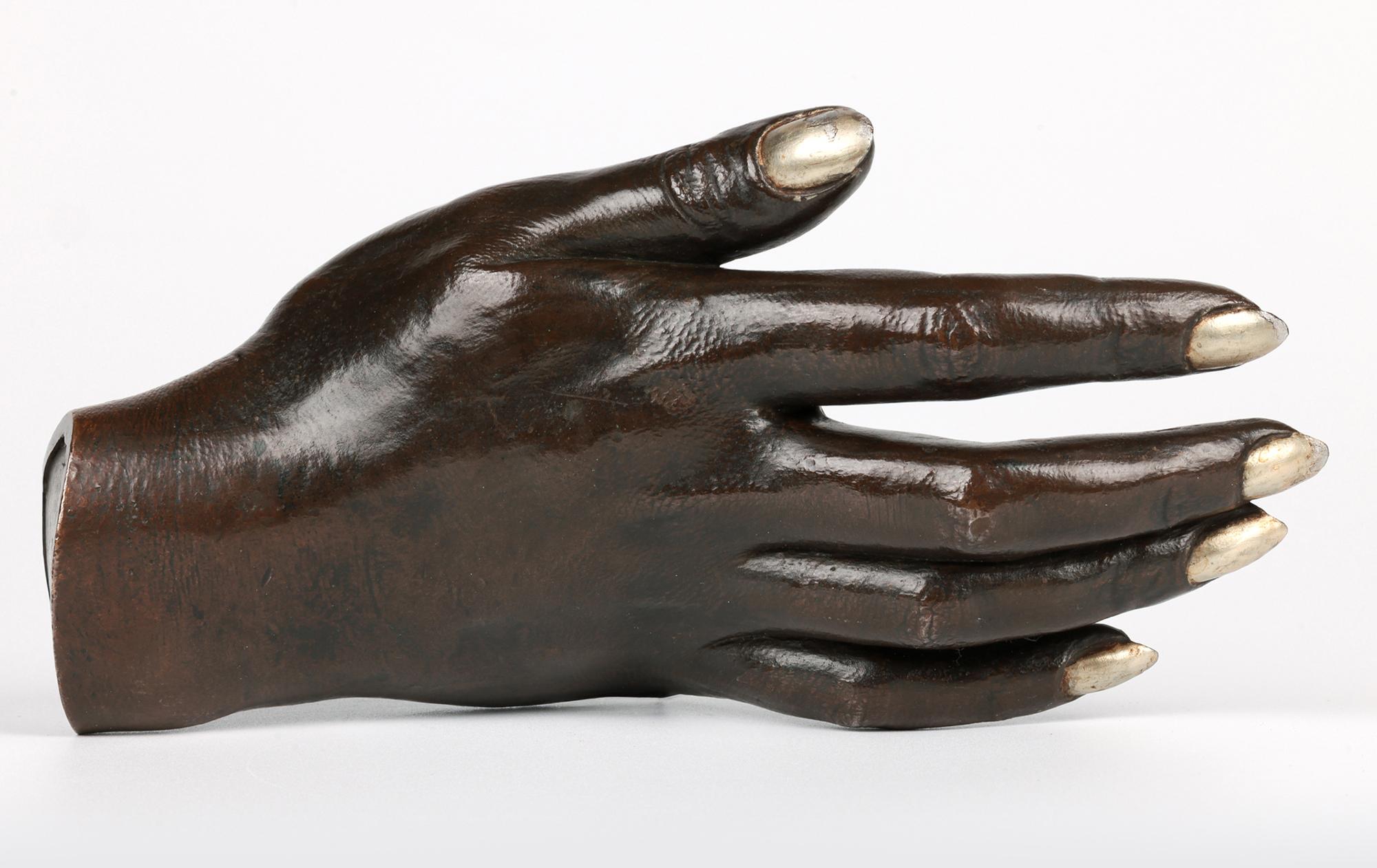 20ième siècle Sculpture inhabituelle en bronze ancien de la main d'une femme humaine en vente