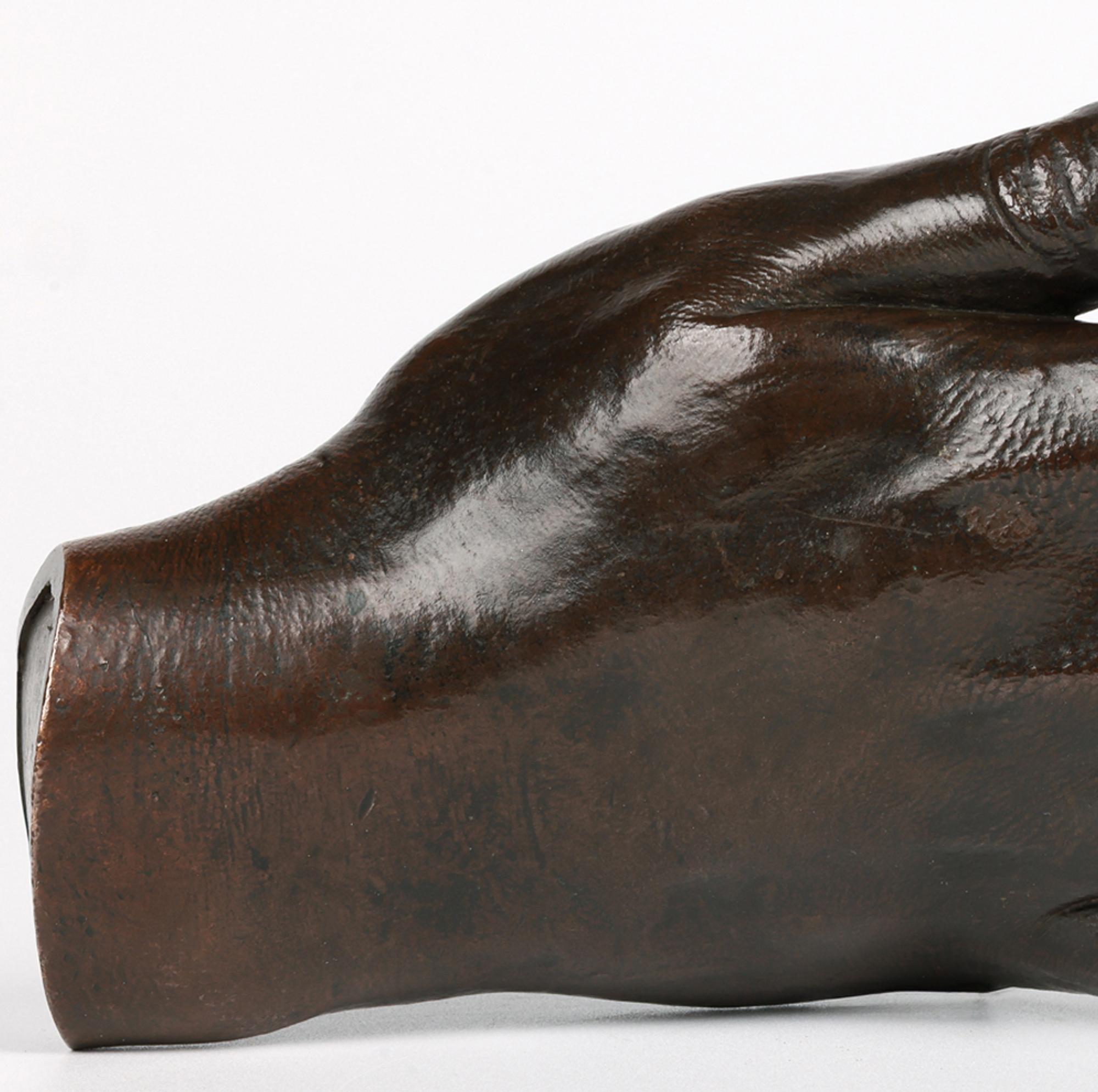 Arts and Crafts Sculpture inhabituelle en bronze ancien de la main d'une femme humaine en vente