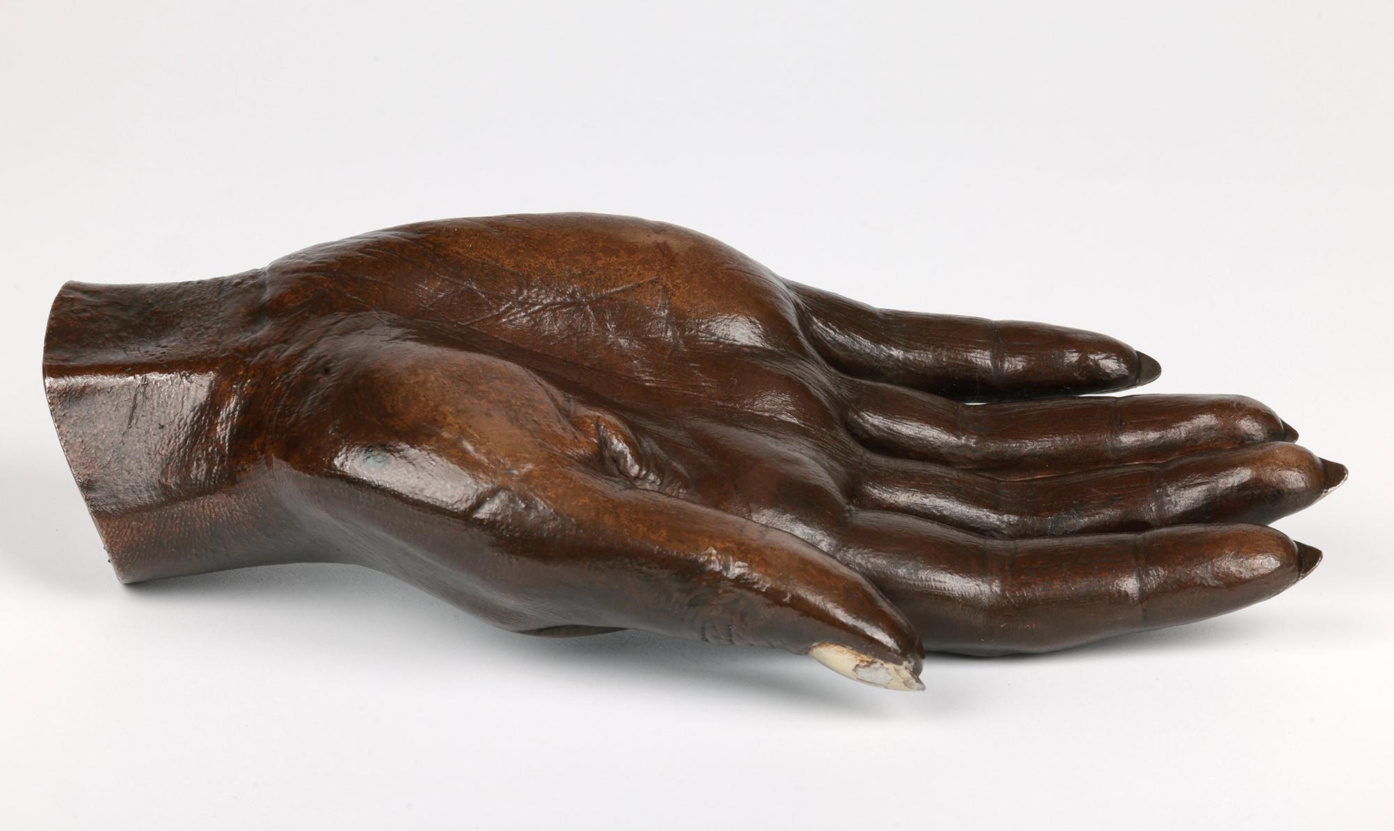 Sculpture inhabituelle en bronze ancien de la main d'une femme humaine en vente 1