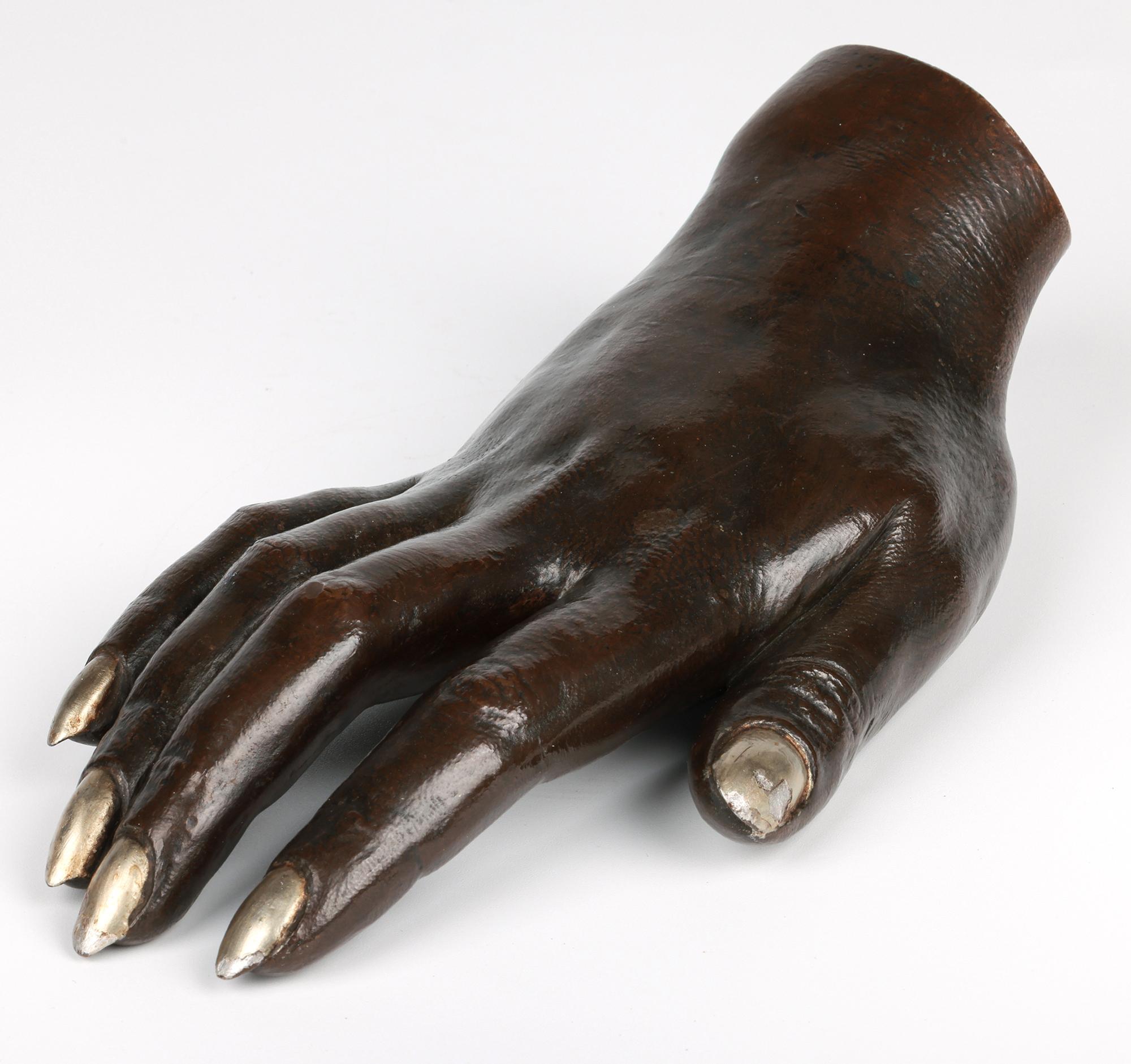 Sculpture inhabituelle en bronze ancien de la main d'une femme humaine en vente 2