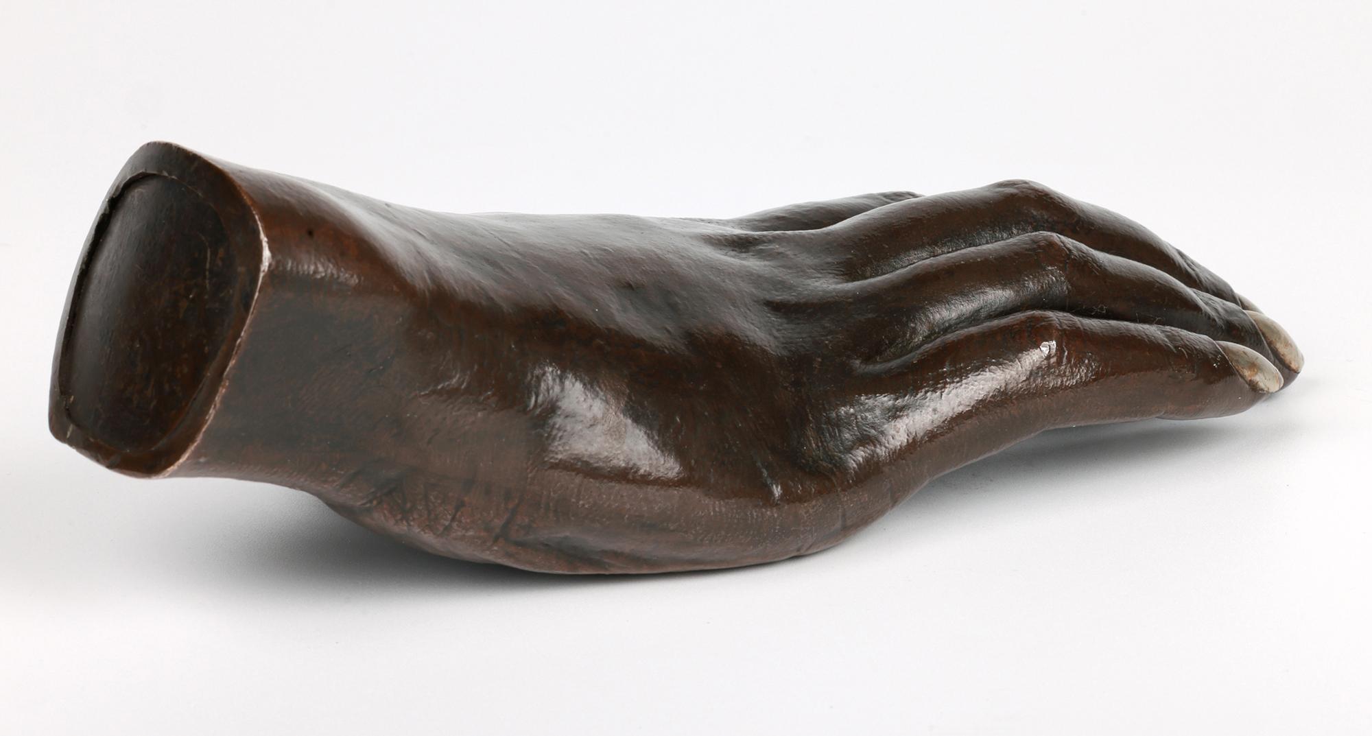 Sculpture inhabituelle en bronze ancien de la main d'une femme humaine en vente 4