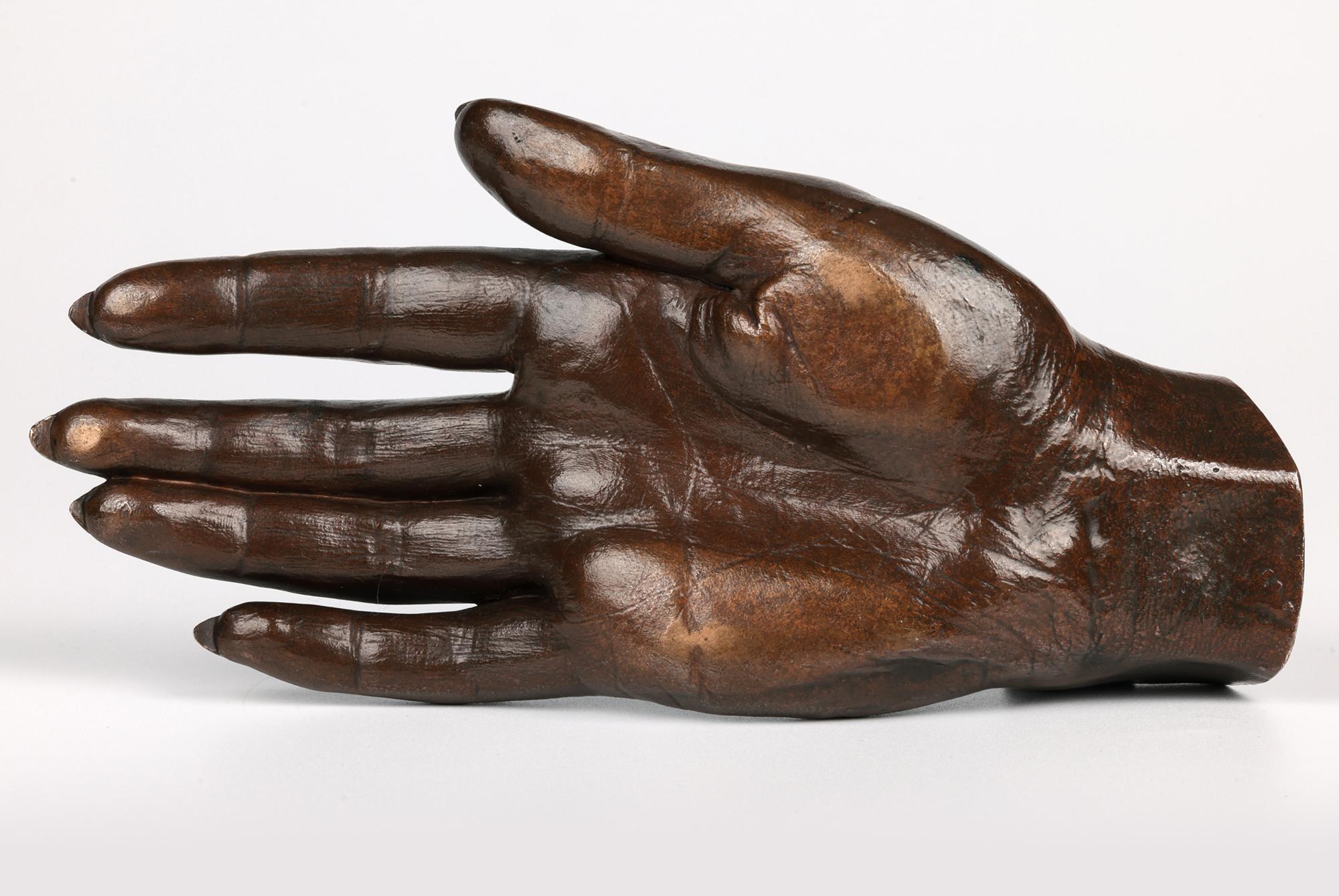 Sculpture inhabituelle en bronze ancien de la main d'une femme humaine en vente 3