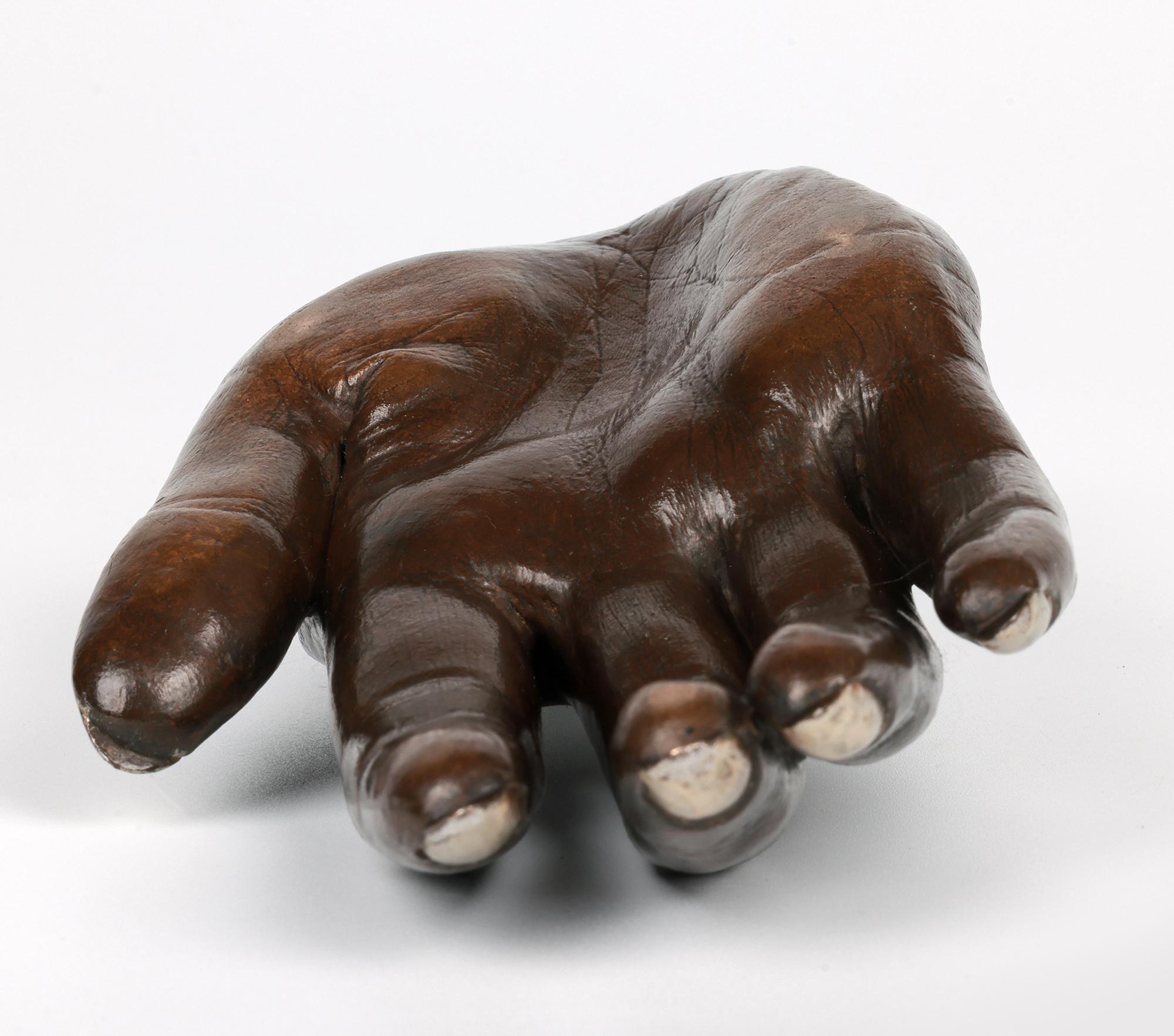 Sculpture inhabituelle en bronze ancien de la main d'une femme humaine en vente 5