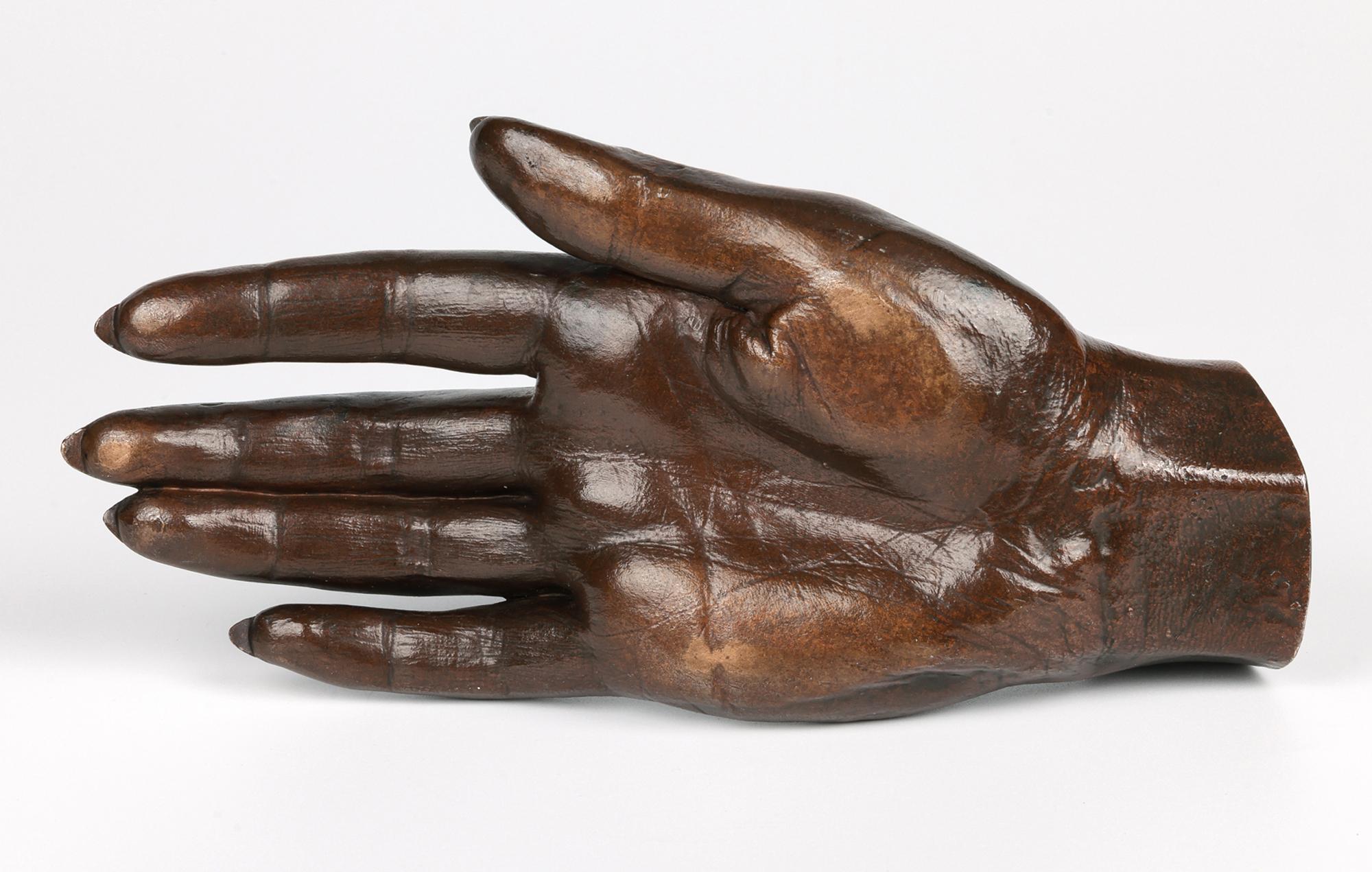 Sculpture inhabituelle en bronze ancien de la main d'une femme humaine en vente 10