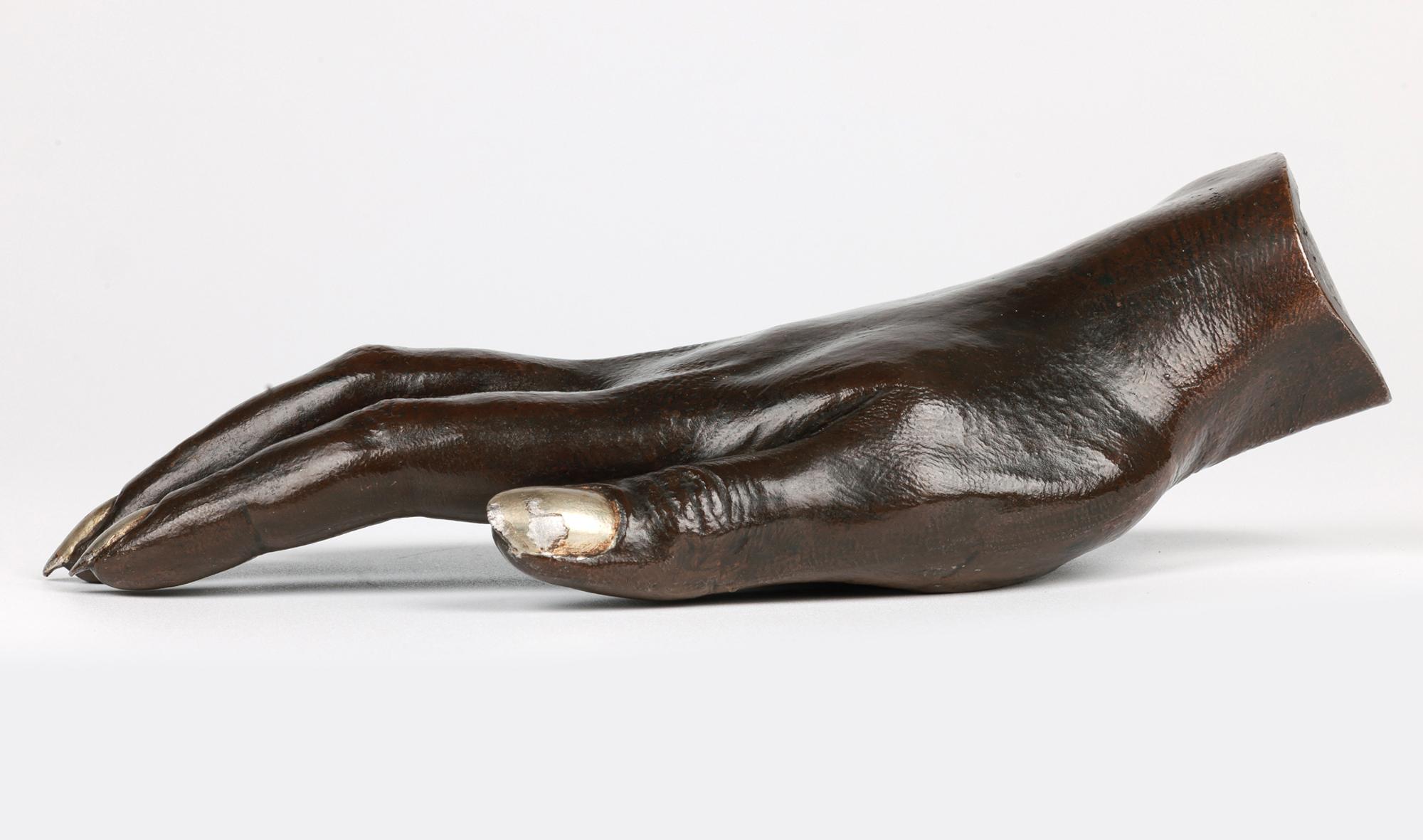 Sculpture inhabituelle en bronze ancien de la main d'une femme humaine en vente 7