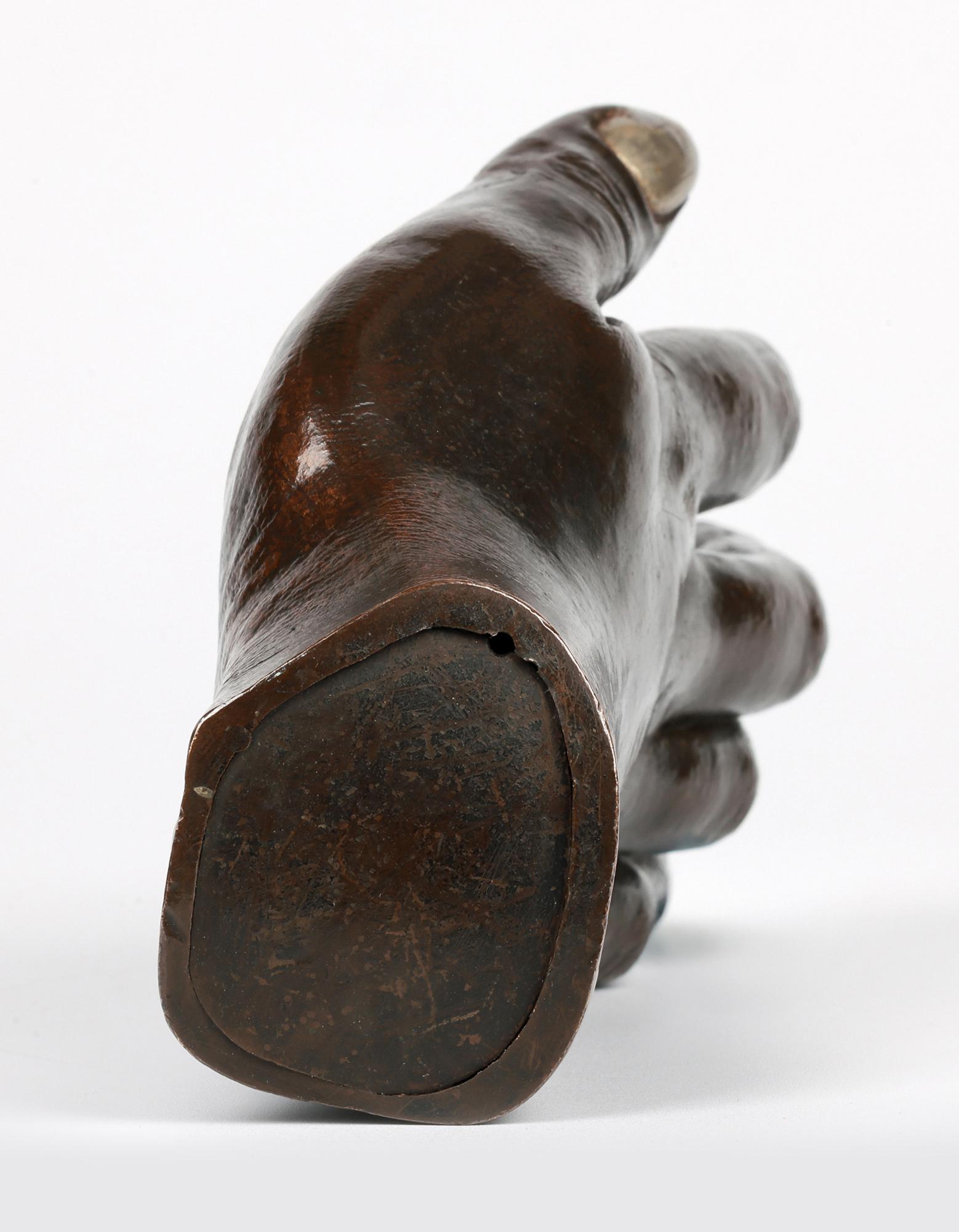 Sculpture inhabituelle en bronze ancien de la main d'une femme humaine en vente 6