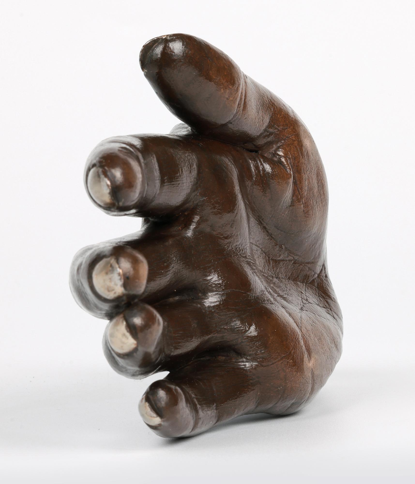 Sculpture inhabituelle en bronze ancien de la main d'une femme humaine en vente 9