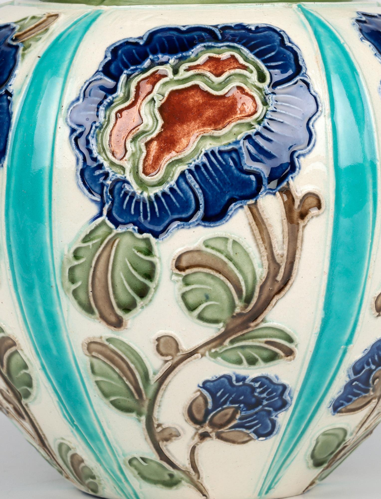 Vernissé Burmantofts Exceptional Parti Ware Vase en poterie d'art à décor floral en vente