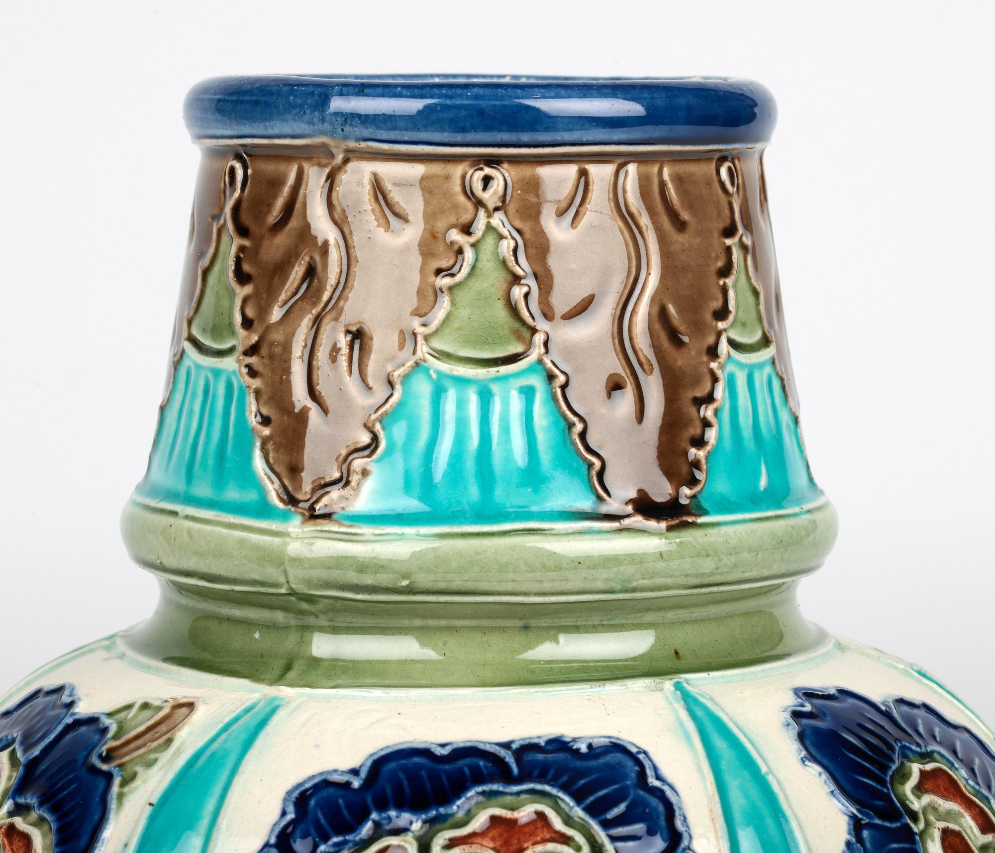 Britannique Burmantofts Exceptional Parti Ware Vase en poterie d'art à décor floral en vente