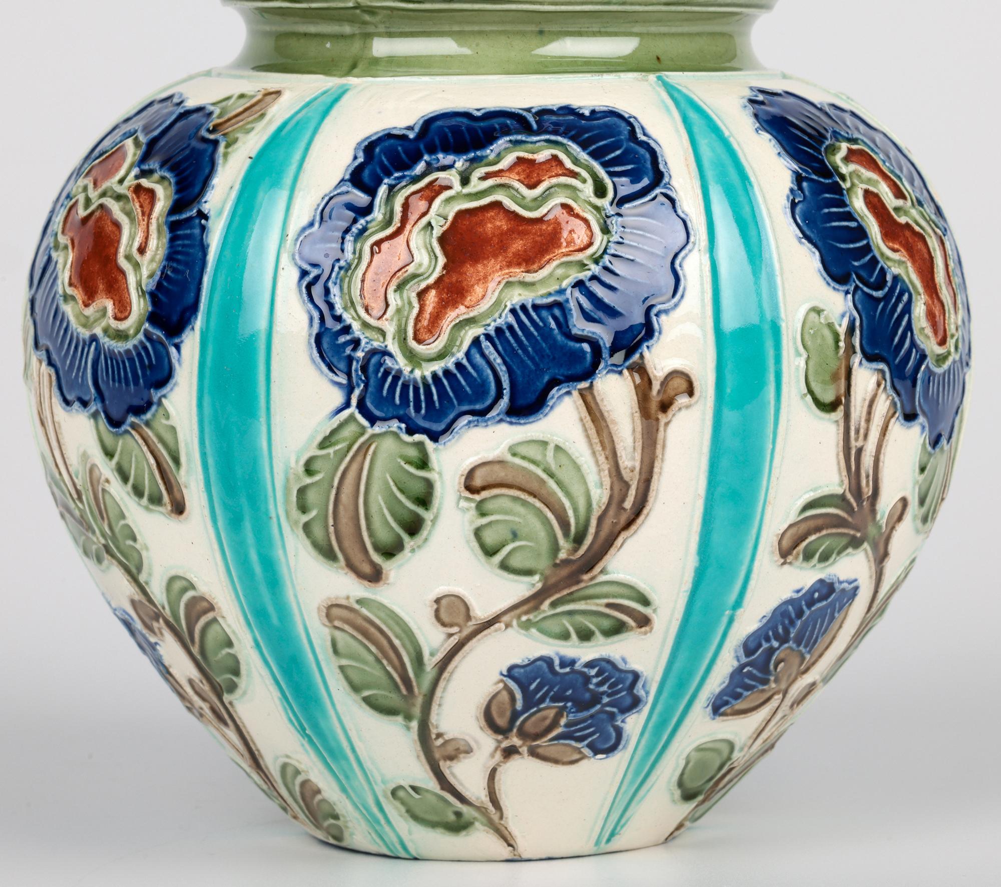 Arts and Crafts Burmantofts Exceptional Parti Ware Vase en poterie d'art à décor floral en vente