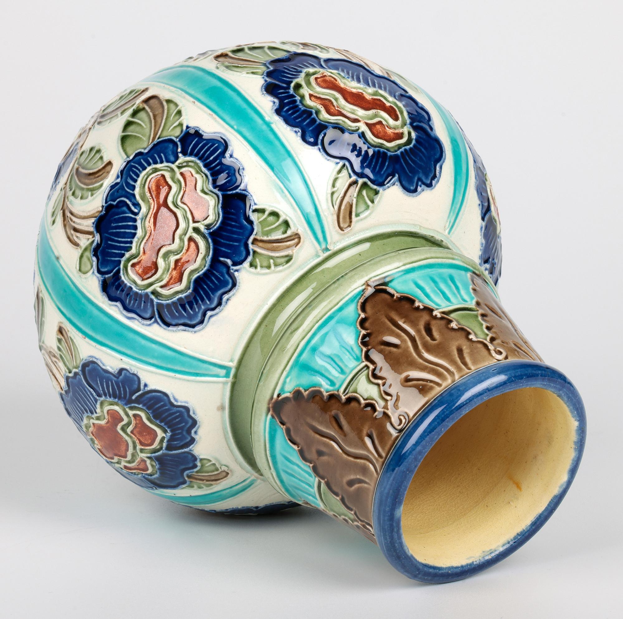 Fin du XIXe siècle Burmantofts Exceptional Parti Ware Vase en poterie d'art à décor floral en vente