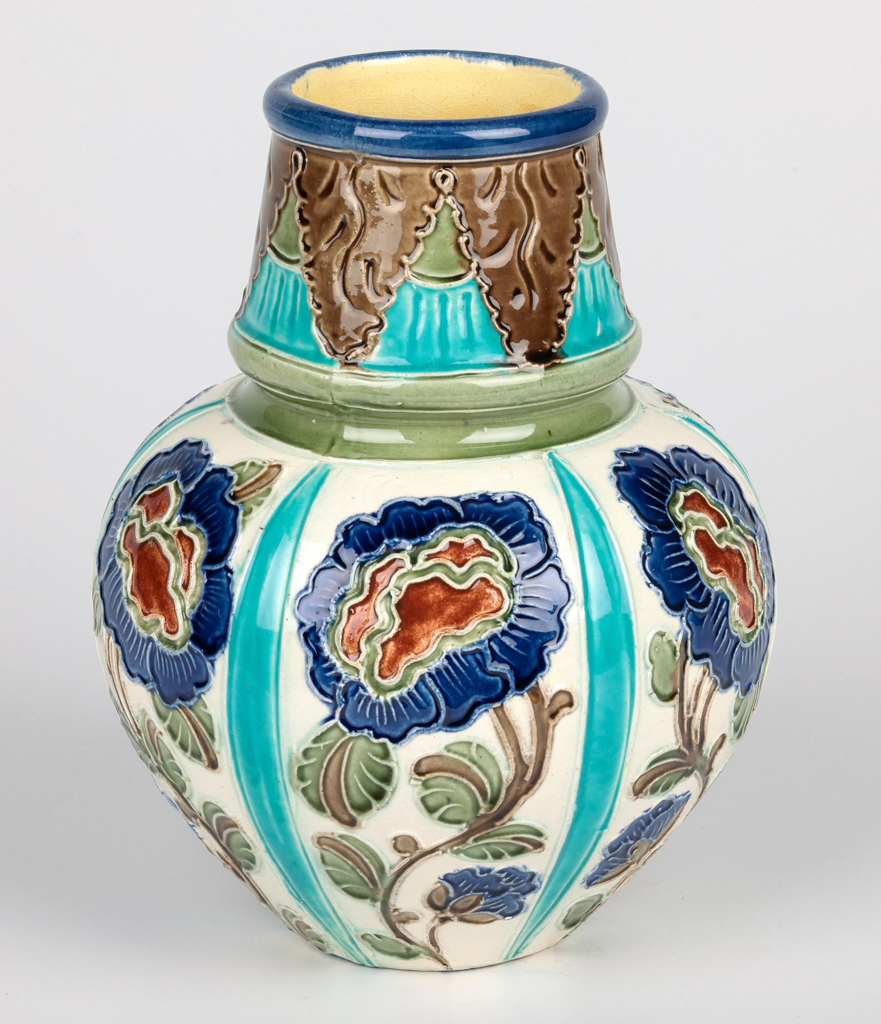 Poterie Burmantofts Exceptional Parti Ware Vase en poterie d'art à décor floral en vente