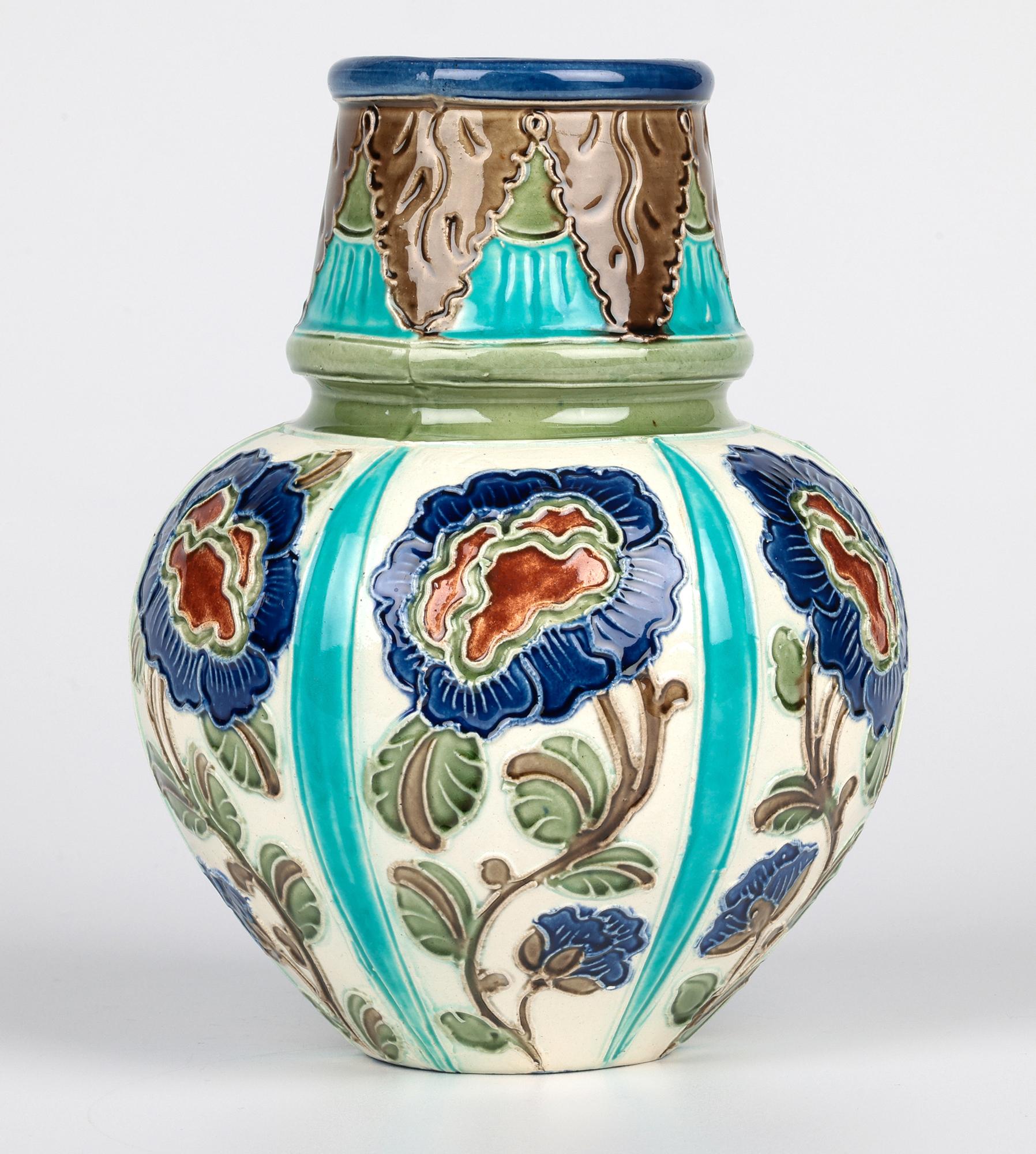 Burmantofts Exceptional Parti Ware Vase en poterie d'art à décor floral en vente 3