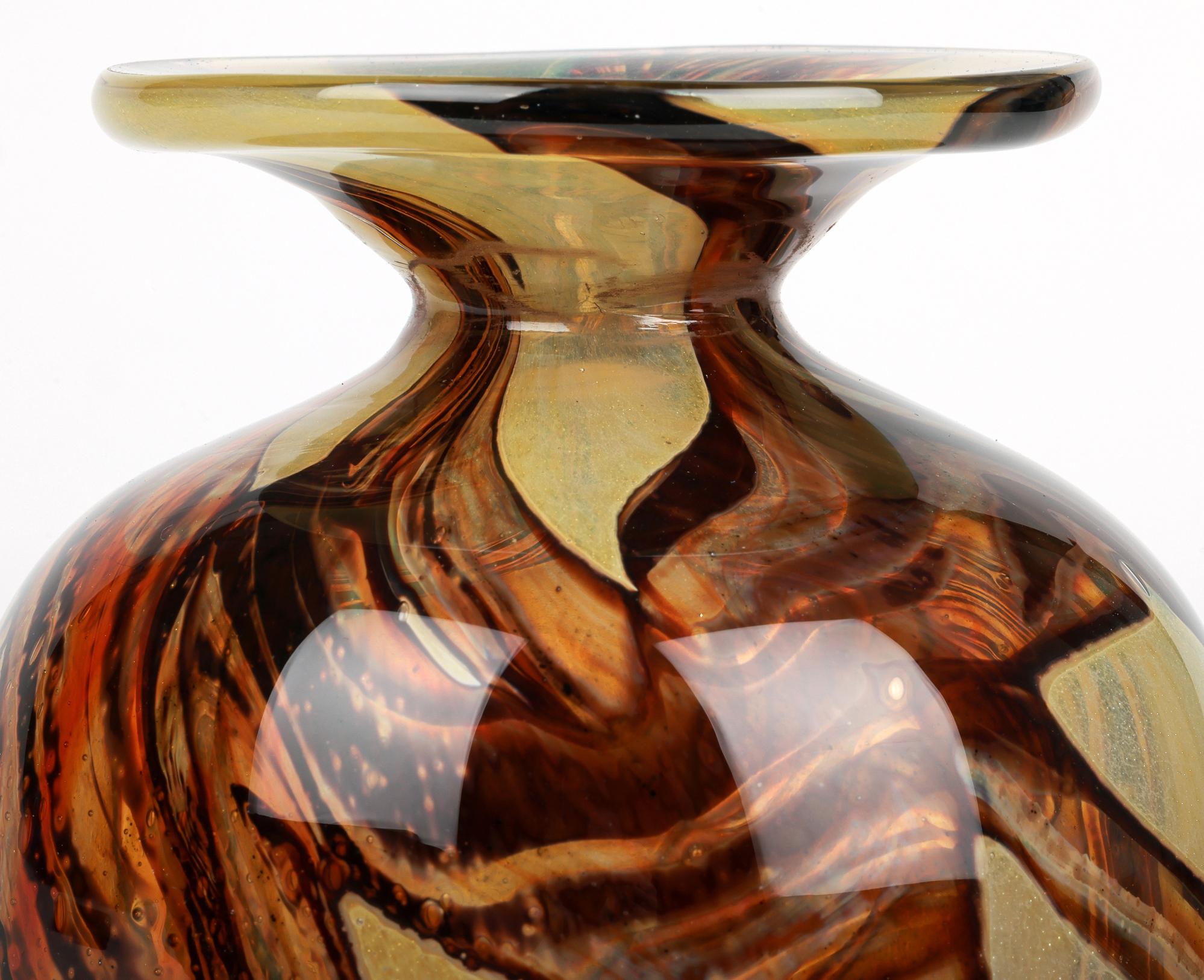 Exceptionnel vase à motif de sable en verre de studio Mdina de Malte par Eric Dobson et Michael Harris datant d'environ 1970. 

Mdina glass a été fondée en 1968 par Michael Harris sur l'île de Malte. Michael a enseigné le design industriel du verre